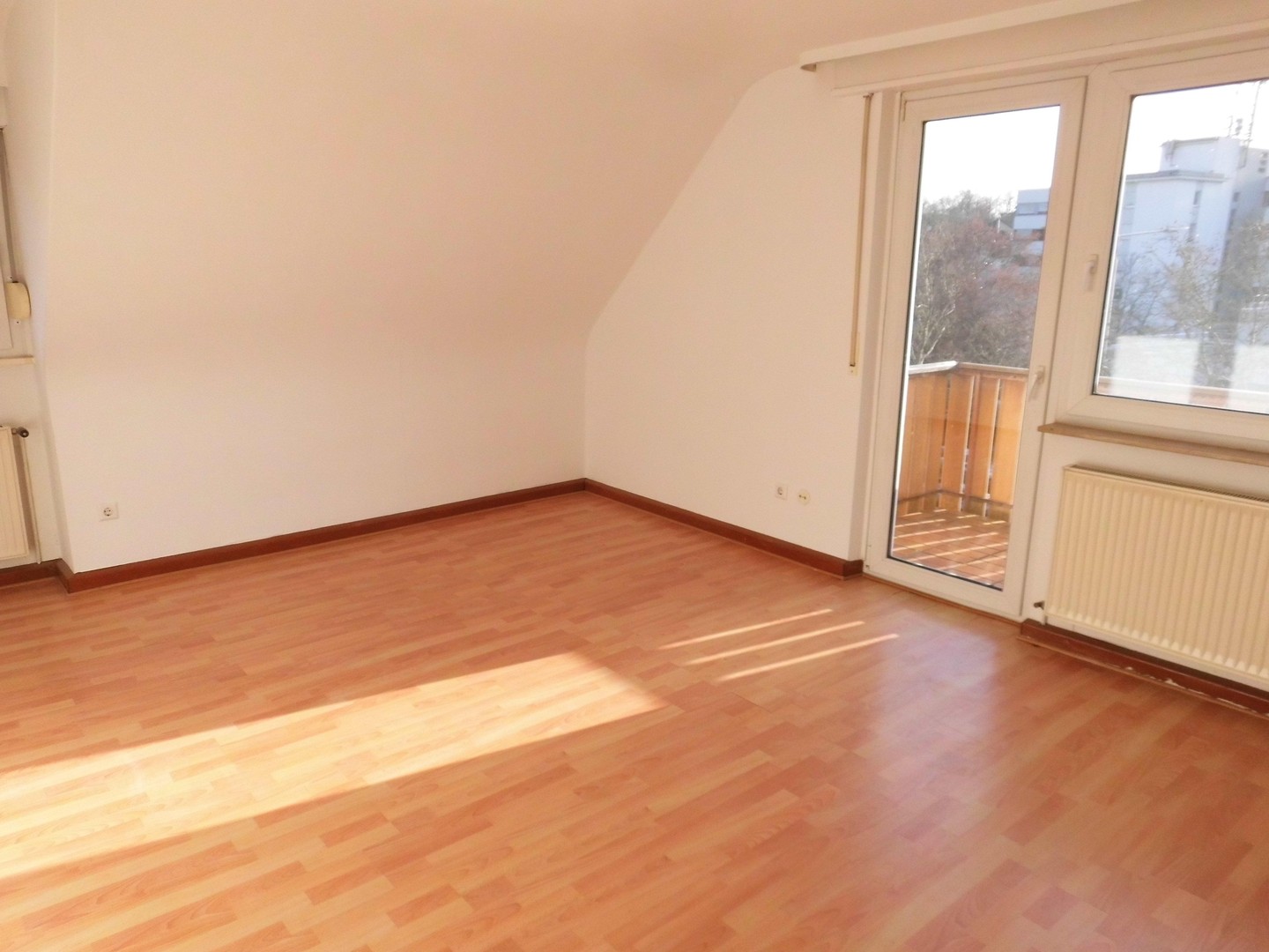 Schöne 3 Zimmer Wohnung mit Küche und Balkon und Aussicht